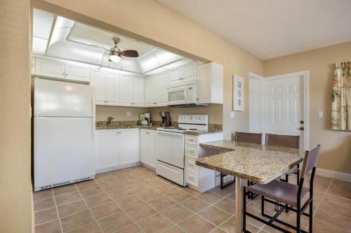 Kitchen, Coconut Bay Resort near Galleria