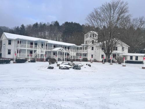Exterior view, Mountain Quest Inn in Marlinton