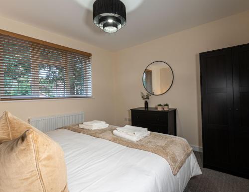 Western House, Sleeps 5, Free parking, Longer stay savings