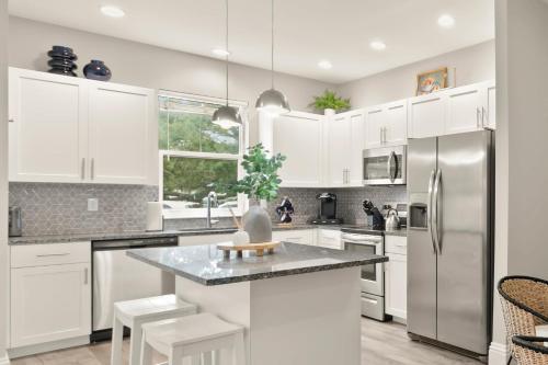 Konyha, NEW! Canopy Cabana - Luxury Downtown Apartment in Safety Harbor