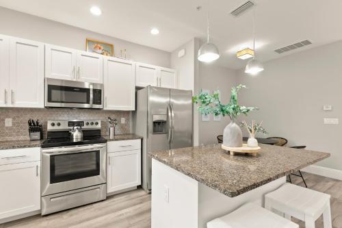 Konyha, NEW! Canopy Cabana - Luxury Downtown Apartment in Safety Harbor