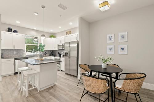 Létesítmények, NEW! Canopy Cabana - Luxury Downtown Apartment in Safety Harbor