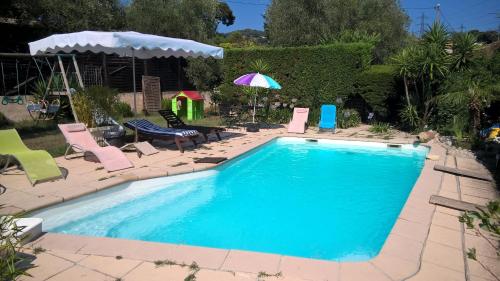 Parfums dAzur Parfums dAzur is conveniently located in the popular Mougins area. The property features a wide range of facilities to make your stay a pleasant experience. Family room, BBQ facilities are on the lis