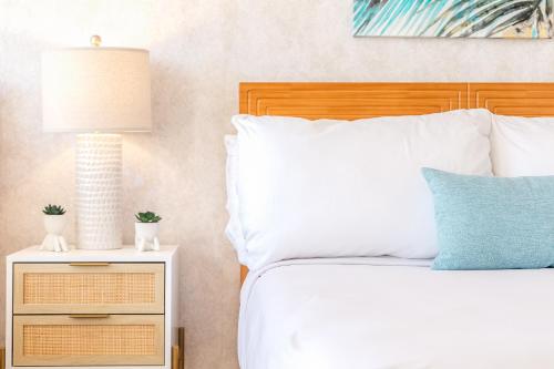 Waikiki condo with ocean & mountain views - Tap to explore photos