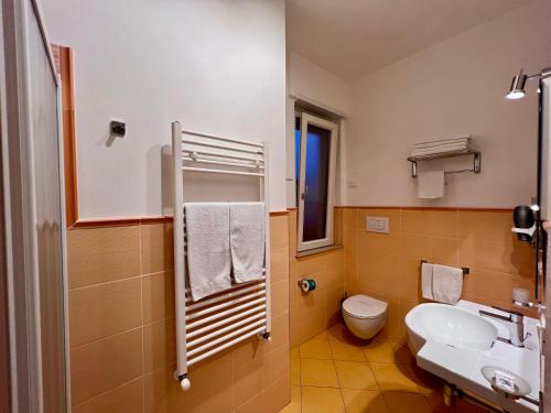 Deluxe Double Room image 7