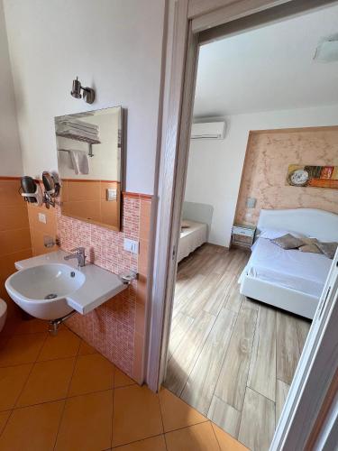 Deluxe Double Room image 9