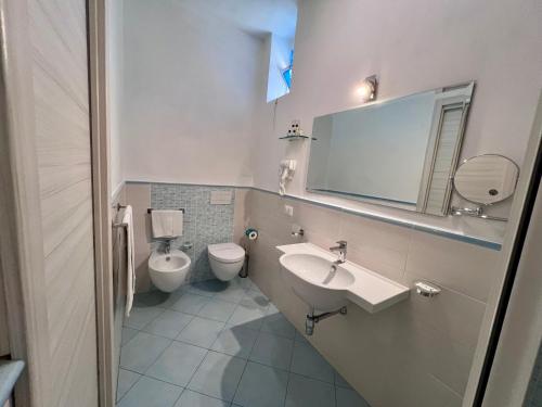 Deluxe Double Room image 7