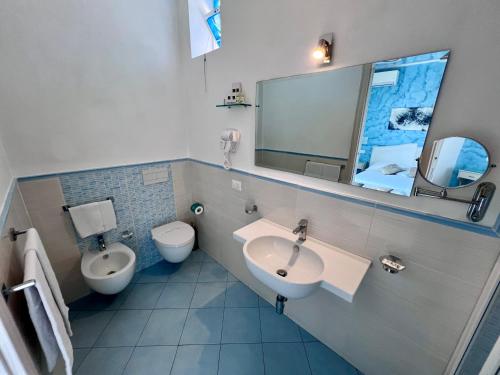 Deluxe Double Room image 9