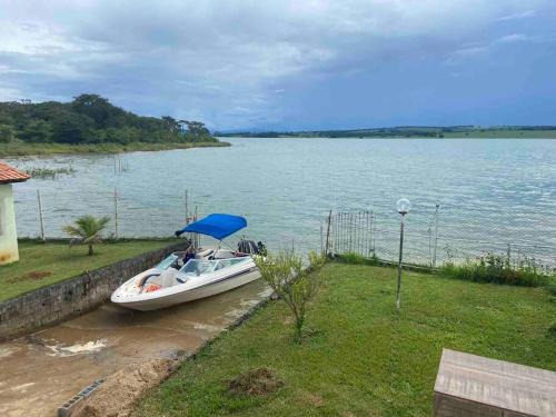 Casa à beira lago de Furnas. (Pé na água)