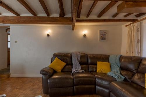 14th-century cosy 3-bed cottage Business stays