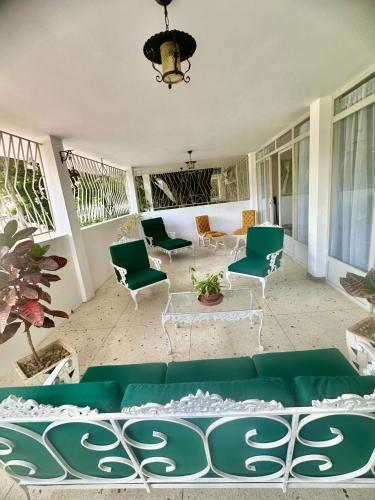 Terraza/balcón, Amplio apartamento renovado con 3 habitaciones, 3 baños, terrazas, Smart TV y wifi incluidos (Apartamento Unico en Caracas 3 habitaciones, 3 banos, terrazas, hamaca, estacionamiento, smartv, wif) in San Agustin Del Norte