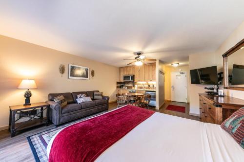 Charming Studio Deluxe w/kitchen #215 at Donner Lake Village - image 2