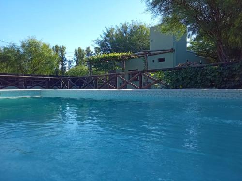 Peldbaseins, Cabaña El Viejo Molino (Cabana El Viejo Molino) in Villa General San Martín