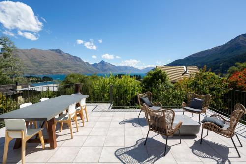 Lakeview Paradise: 3BR Hot Tub BBQ Garden - image 8
