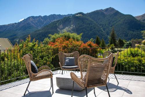Lakeview Paradise: 3BR Hot Tub BBQ Garden - image 12