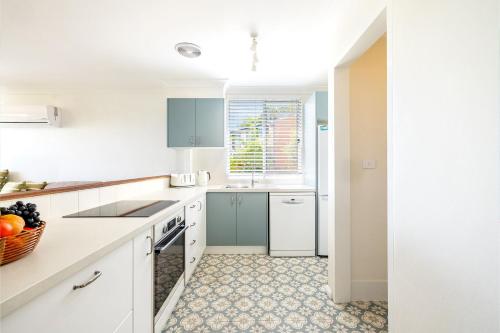 Cozinha, Sunset Towers 8, 25 Donald St - heart of town with water views in Nelson Bay