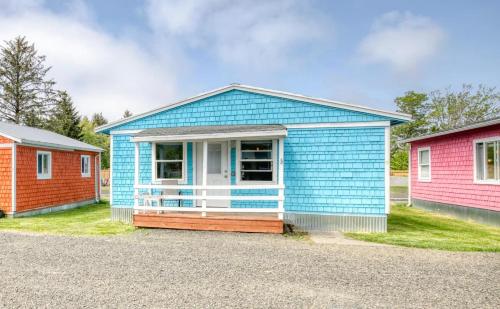 Sand and Surf Cottage 2-Bed by the Sea w fireplace