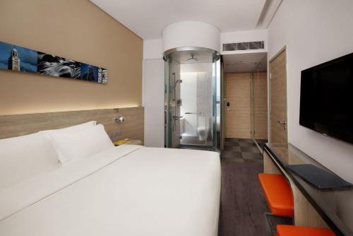 l. King or Twin Room image 6