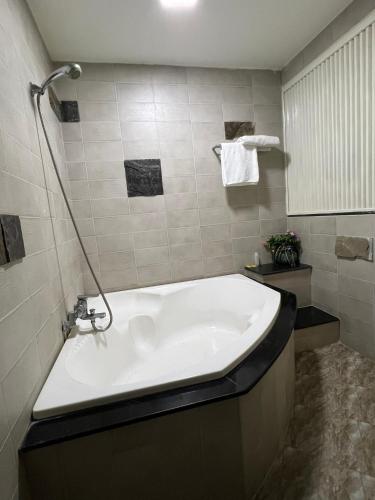 Deluxe Double or Twin Room with Spa Bath image 10