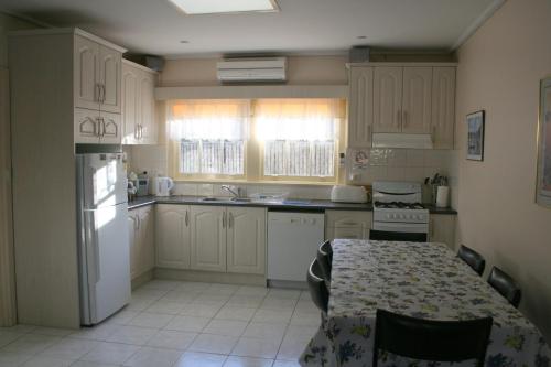 Rosebud Beach Unit 200 mt to Beach Late checkout near McLarens Dam