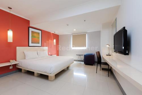 Metro Hotel near Kota Tua Mitra RedDoorz