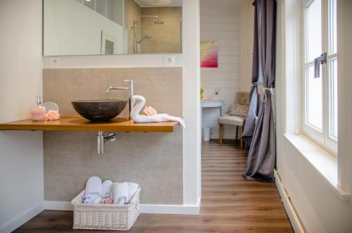 Standard Double Room image 10