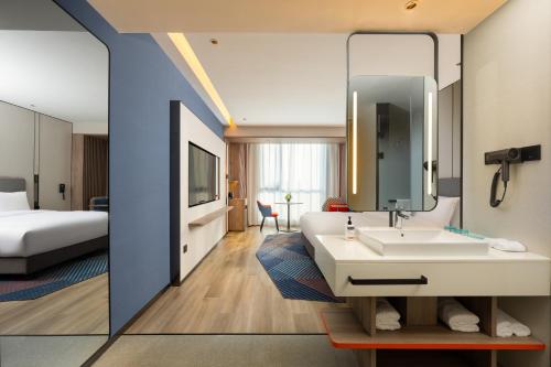Standard King Room with Extra Floor Space room in Holiday Inn Express Hefei Ftz By IHG