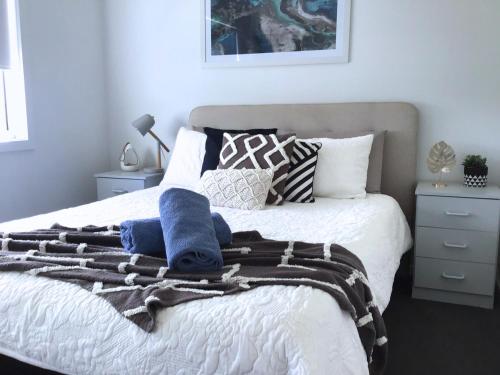 Discover Warilla - Bright and Airy Townhouse near the Beach and Lake - Shellharbour City Council