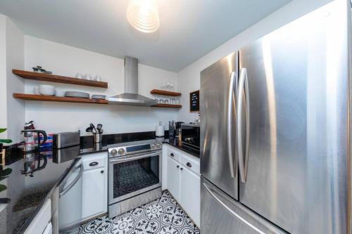 Minutes to Broadway Large 2Br-2Ba with Optional private parking in Nashville, USA