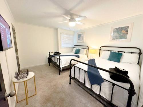 Minutes to Broadway Large 2Br-2Ba with Patio-Balcony & Opt private parking in Nashville, USA