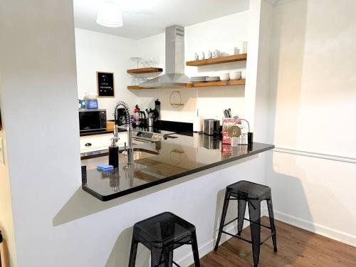 Minutes to Broadway Large 2Br-2Ba with Patio-Balcony & Opt private parking in Nashville, USA