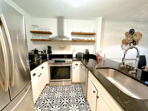 Minutes to Broadway Large 2Br-2Ba with Patio-Balcony & Opt private parking in Nashville, USA