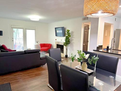 Minutes to Broadway Large 2Br-2Ba with Patio-Balcony & Opt private parking in Nashville, USA