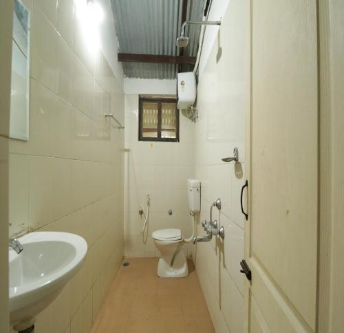 Standard Double Room image 8