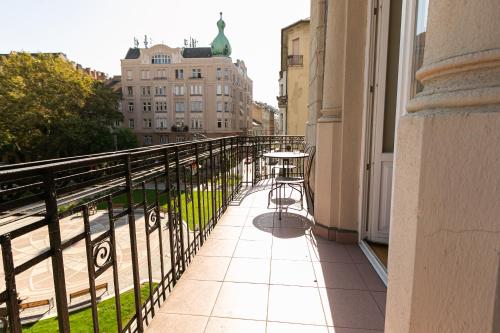 Bakats Ter Apartment with Balcony Overlooking Church Square, Budapest (photo 2)