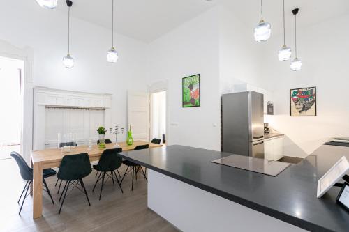Bakats Ter Apartment with Balcony Overlooking Church Square, Budapest (photo 10)