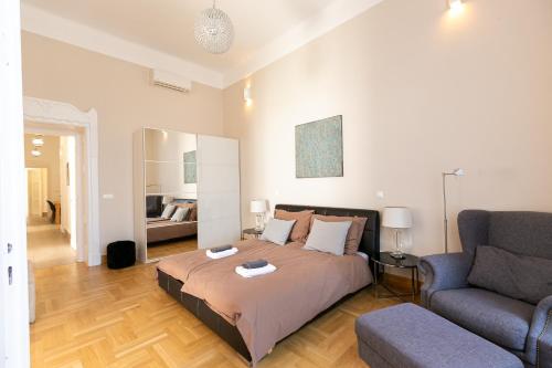 Bakats Ter Apartment with Balcony Overlooking Church Square - Tap to explore photos