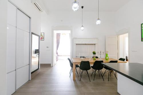 Bakats Ter Apartment with Balcony Overlooking Church Square, Budapest (photo 8)