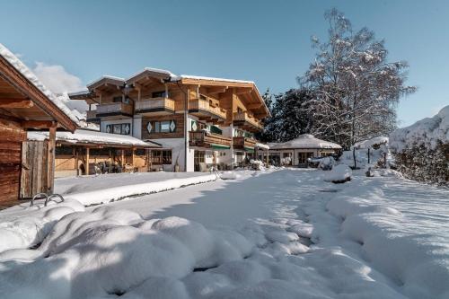  Flora - Das kleine Gartenhotel, Pension in Ellmau