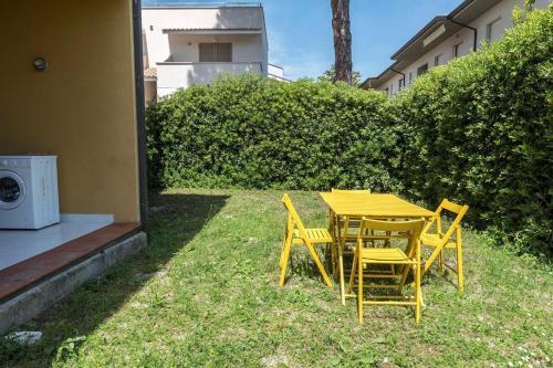 Bilocale con giardino a 100 mt dal mare di Marcelli - M053