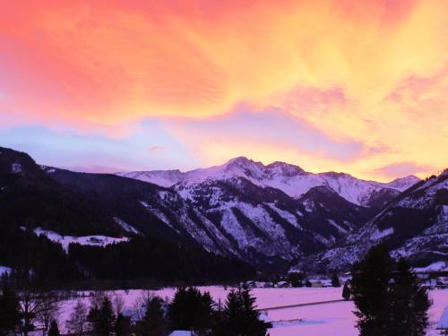 Spacious Apartment in HausBellevue with Balcony and Panoramic Mountain Aspect