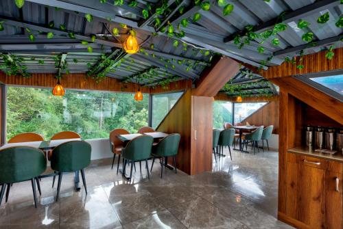 LUXE RESORTS - CENTRALLY HEATED AIR CONDITIONED HOTEL in THE HEART OF KASAULI, Kasauli (foto 7)