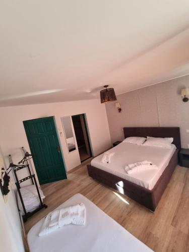 1 queen bed, 1 twin bed