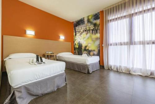 1 double bed, 1 twin bed