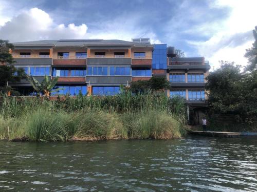 Bunyonyi Lakefront Leisure Lodge