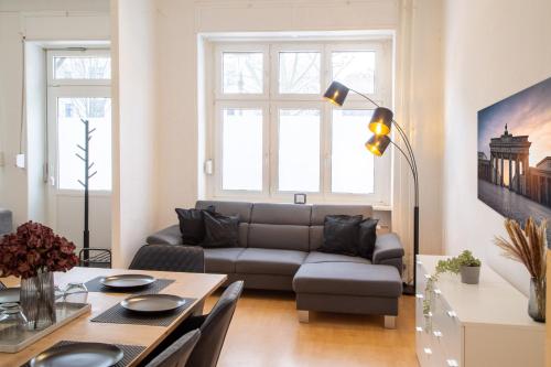 Massagesessel, King-Sized Bed, Billardtisch, 2 Couches, Berlin (photo 7)