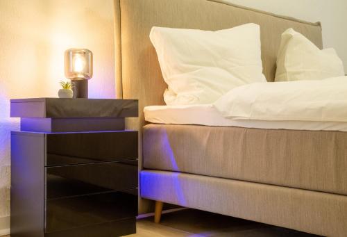 Massagesessel, King-Sized Bed, Billardtisch, 2 Couches, Berlin (photo 8)