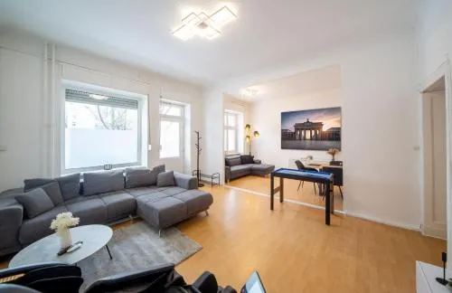 Massagesessel, King-Sized Bed, Billardtisch, 2 Couches in Berlin, Deutschland