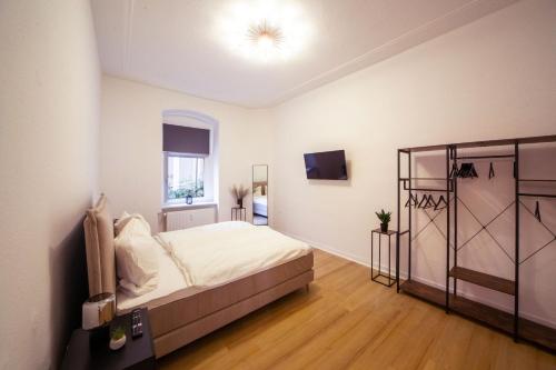 Massagesessel, King-Sized Bed, Billardtisch, 2 Couches, Berlin (photo 10)