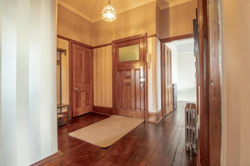 Pass the Keys Beautiful, traditional 2 bed flat w free parking